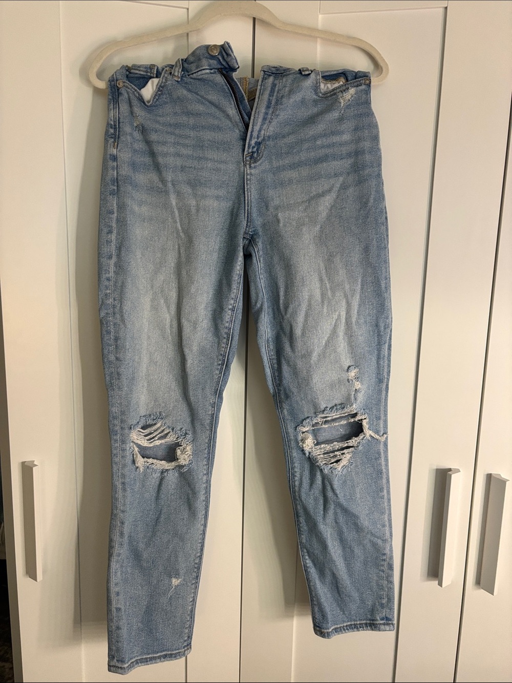 American Eagle Light Blue Distressed Women’s Jeans